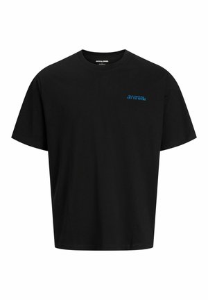Czarny t-shirt z krótkim rękawem z niebieskim napisem "Rue de Lépante Nice ART DE VIVRE" na górnej lewej części klatki piersiowej, okrągły dekolt i luźny krój.