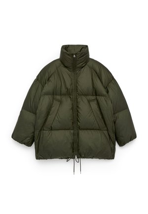 Olivgrüne Steppjacke mit hohem Kragen, Reißverschluss vorne, oversized Schnitt, zwei Fronttaschen und Kordelzug in der Taille. Glatte, gepolsterte Textur.