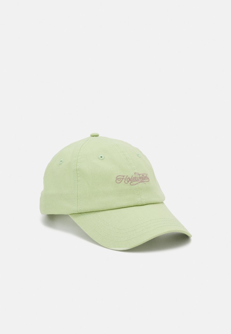 Casquette de baseball vert clair avec une visière incurvée et un texte discrètement brodé sur le panneau avant sur un fond uni.