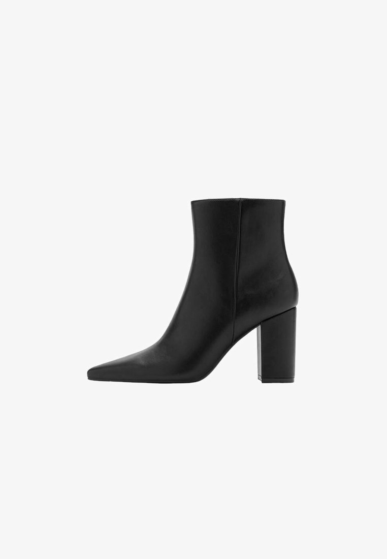 Bottine en cuir noir avec bout pointu et talon bloc épais, fermeture éclair latérale, finition lisse.