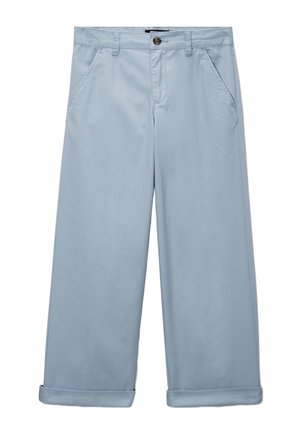 Pantalon large bleu clair avec poches avant, fermeture à boutons, passants de ceinture et ourlets retroussés.