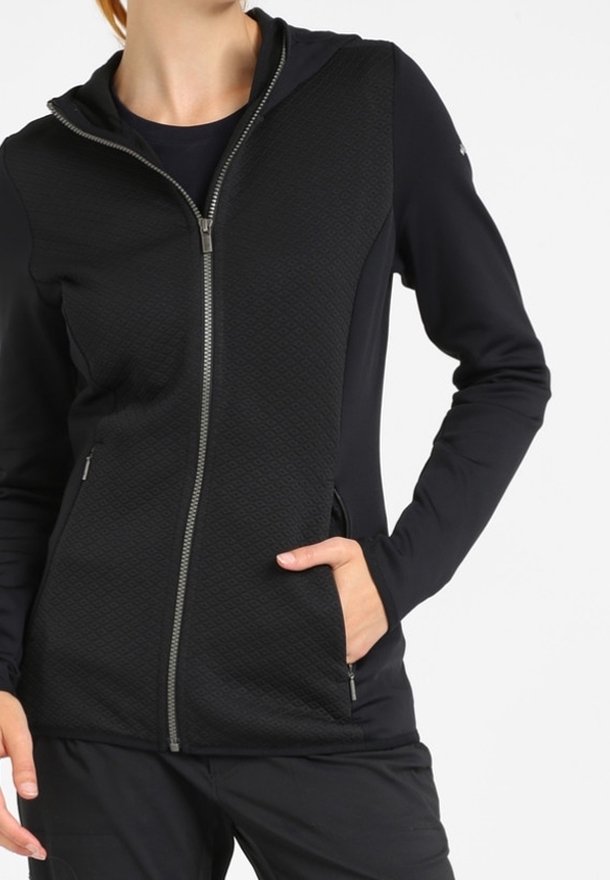 Giacca nera con cappuccio caratterizzata da un pannello frontale testurizzato, chiusura con zip completa e tasche laterali; realizzata in un materiale liscio e elastico.