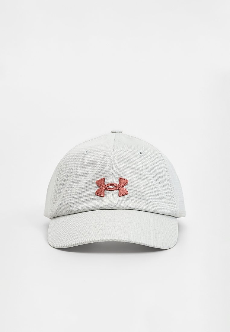 Gorra gris claro hecha de una tela texturizada con visera curvada y un logotipo bordado en rojo de Under Armour en la parte frontal.