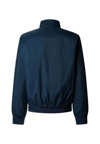 Tumši zils bomberjaka ar augstu apkakli, elastīgām aprocēm un apakšu. Izgatavota no gludas, vieglas materiāla. Nav redzamu aparatūras detaļu vai rakstu.