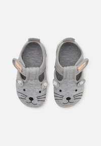 Sivé textilné šľapky v tvare mačky, s vyšitým detailom tváre, fúzy, ušami a textúrovanou podrážkou pre lepšiu priľnavosť.