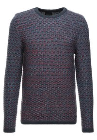 Teksturowany sweter w kolorze granatowym i bordowym z długimi rękawami, okrągłym dekoltem i ściągaczami na rękawach. Posiada tkany wzór na całej powierzchni.