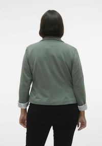 Vero Moda Curve VMCHARUKI  EXC CUR - Blazer - laurel wreath