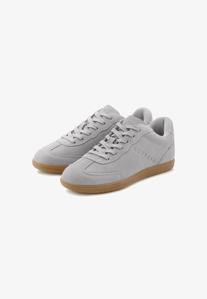 Graue Wildleder-Sneaker mit runder Spitze, Schnürverschluss, strukturierten Seiten und Sohlen aus Gummi. Mit dezentem Branding an der Seite.