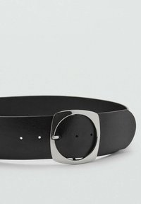 Svart läderbälte med en cirkulär metallspänne, med en slät yta, framträdande hål för justering och en stilren design.