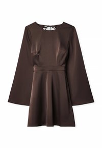 Robe en satin marron foncé avec de longues manches en cloche, taille cintrée, encolure ronde et détail de lien au dos.