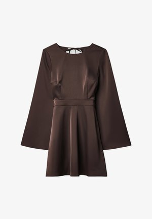 Robe en satin marron foncé avec de longues manches en cloche, taille cintrée, encolure ronde et détail de lien au dos.