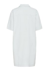 Chemise à manches courtes avec un motif rayé vertical bleu clair et blanc, en coton doux, et un design de col classique.