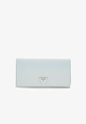 Portefeuille en cuir texturé bleu clair avec un logo en métal triangulaire Guess centré sur le rabat avant, doté de coutures le long des bords.