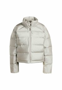 Světlá šedá péřová bunda s vysokým límcem, zipovým zapínáním a prošívanou strukturou. Krátká délka a mírně lesklý vzhled s minimálním označením.