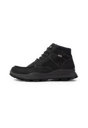 Botas altas negras de ante, con cordones, un cuello acolchado en el tobillo, una suela texturizada y detalles de costura en contraste.