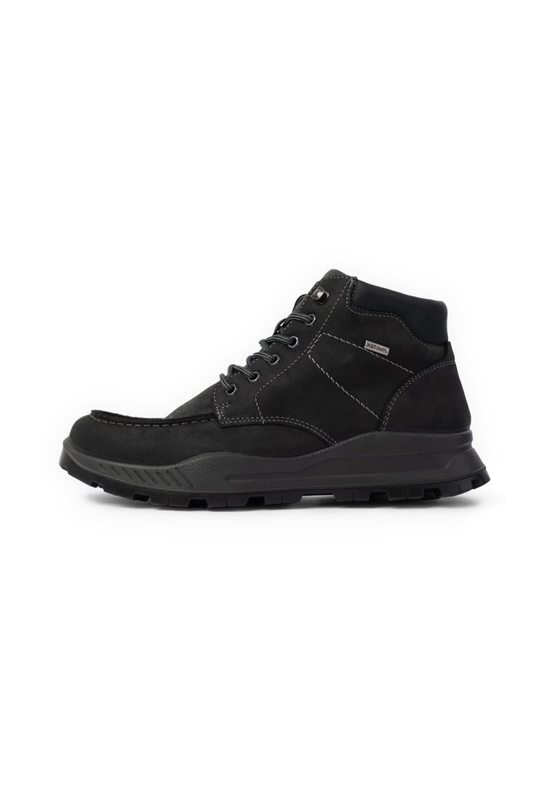 Botas altas negras de ante, con cordones, un cuello acolchado en el tobillo, una suela texturizada y detalles de costura en contraste.