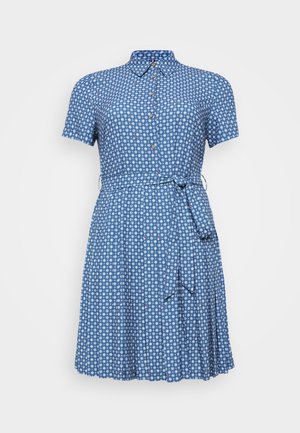 Blåmønstret kjole med korte ærmer, knapfront, krave og bånd i taljen. Har et diamantmønster med røde accenter.