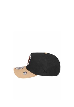 Schwarze und beige Baseballkappe mit Teamlogo auf der Vorderseite und eingesticktem Markenlogo an der Seite, aus einem rechten Seitenwinkel gezeigt.