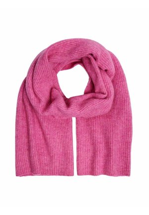 Écharpe en maille côtelée douce de couleur rose vif, pliée en boucle avec les deux extrémités pendantes sur un fond blanc.