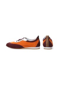 Niedrig geschnittene Sneaker aus orangefarbenem und burgunderfarbenem Wildleder mit weißen Schnürsenkeln und Sohle, seitlich und von hinten auf weißem Hintergrund gezeigt.