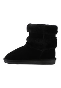 Botas de tobillo de ante negro con un suave puño de piel sintética, punta redondeada y suela de goma plana, con detalles de costura.
