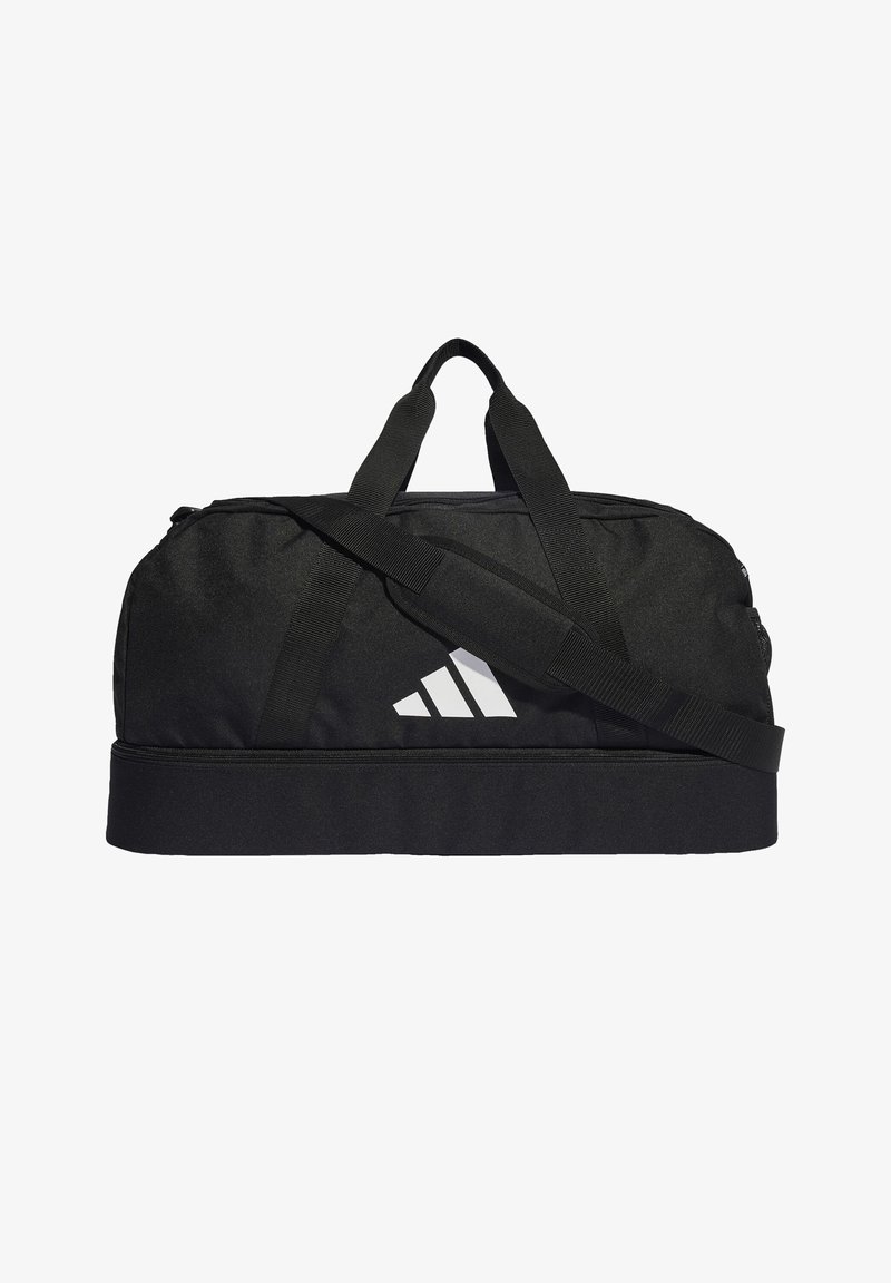 Bolsa de deporte negra fabricada con tejido duradero, que cuenta con asas dobles, una correa de hombro ajustable y un logo blanco en la parte frontal.