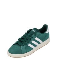 Sneaker verde in suede con accenti bianchi, caratterizzato da tre strisce, punta rotonda, suola in gomma e lacci piatti. Design atletico classico.