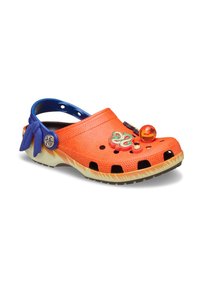 Oranje klomp met blauwe band, voorzien van decoratieve accenten waaronder een octopus en een kleine bal. Gemaakt van lichtgewicht, textuurmateriaal.