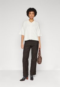 Gestuz ALPHAGZ TEE CARDIGAN - Paprasti marškinėliai - ivory