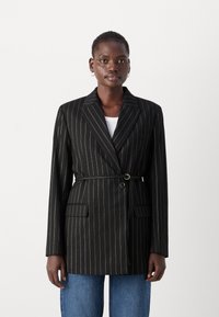Svart pinstripet blazer med skreddersydd passform, reverskrage, frontlommer, belte i midjen og en enkelt knappelukking.