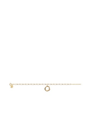 Bracelet délicat en chaîne d’or avec des maillons rectangulaires et un petit pendentif circulaire texturé au centre, fermeture et extension sur les côtés.