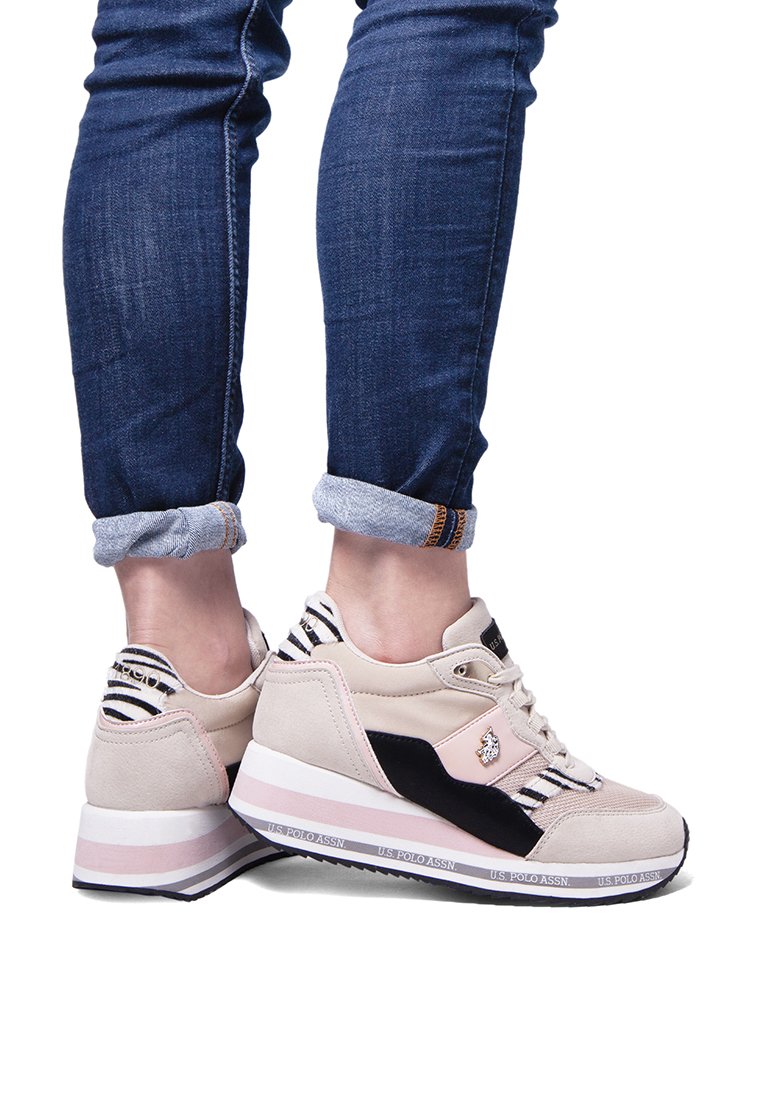 Beige und schwarze Sneakers mit einem strukturierten Obermaterial, rosa Sohle und gestreiften Akzenten. Auffälliges Logo an der Seite, runde Zehenform.