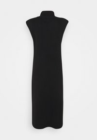 Robe noire sans manches en tricot, avec un col montant et une silhouette droite, bordée de côtes au niveau de l'encolure et de l'ourlet.