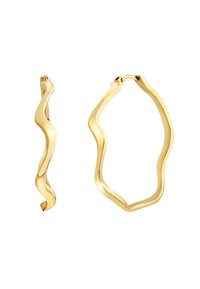 Et par guldtonede bølgede hoop-øreringe, én vist fra forsiden og én fra siden, med låsebeslag på en hvid baggrund.