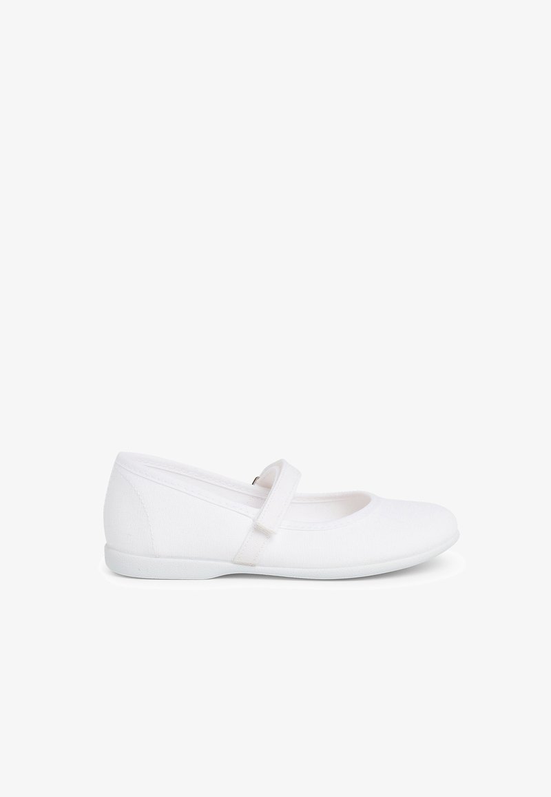 Chaussure plate blanche style Mary Jane avec un bout arrondi, dessus en tissu et une bride unique sur le cou-de-pied, sur fond blanc uni.