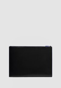 Schwarze Ledertasche mit glatter Textur, ausgestattet mit einem Reißverschluss oben und einem minimalistischen, rechteckigen Design. Keine sichtbaren Metallakzente.