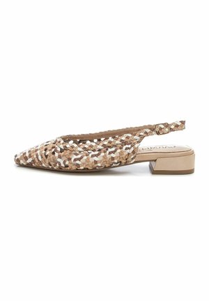 Woven slingback w butach w odcieniach beżu i bieli, z ostro zakończonym noskiem, niskim blokowym obcasem, teksturowanym wzorem, regulowanym paskiem oraz subtelnym akcentem w hardware.