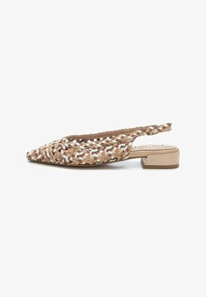 Chaussure à talon bas en toile, de teintes beiges et blanches, à bout pointu, avec un motif texturé, une bride ajustable et un accent matériel subtil.