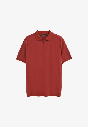 Polo rosso a maniche corte, con colletto zip, texture morbida e piccolo logo sul petto. Realizzato in tessuto traspirante.