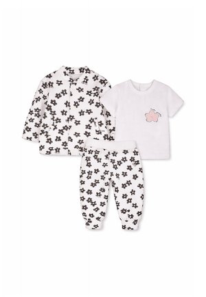 Biały zestaw dla małego dziecka z czarną kurtką i spodniami w kwiatowy wzór oraz białą koszulką z krótkim rękawem z różowym motywem kwiatu.