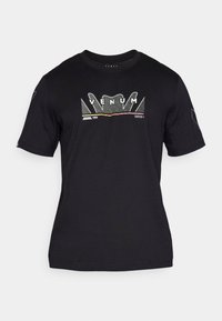 Camiseta negra de manga corta con un diseño gráfico que presenta la palabra "VENUM" y formas geométricas en el frente. Fabricada con tela de algodón suave.