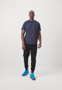 ICANIWILL STRIDE RAGLAN - T-skjorte til trening - navy