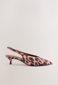 Décolleté slingback con punta a punta e tacco kitten a forma bassa e curva, realizzata in tessuto con stampa leopardata rosa e nera.