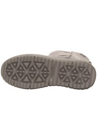 Lichtgrijze suède laars met een dikke, gestructureerde rubberen zool. De zool heeft driehoekige looppatronen voor grip.