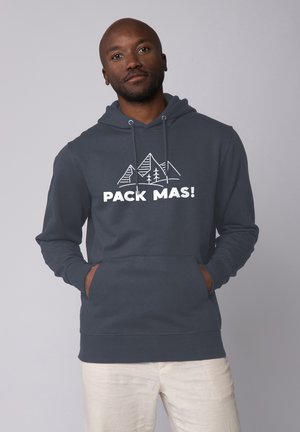 Donkergrijze hoodie met een voorzak, met een witte afbeelding van bergen en de tekst "PACK MAS!" in vette letters. Zachte stof.