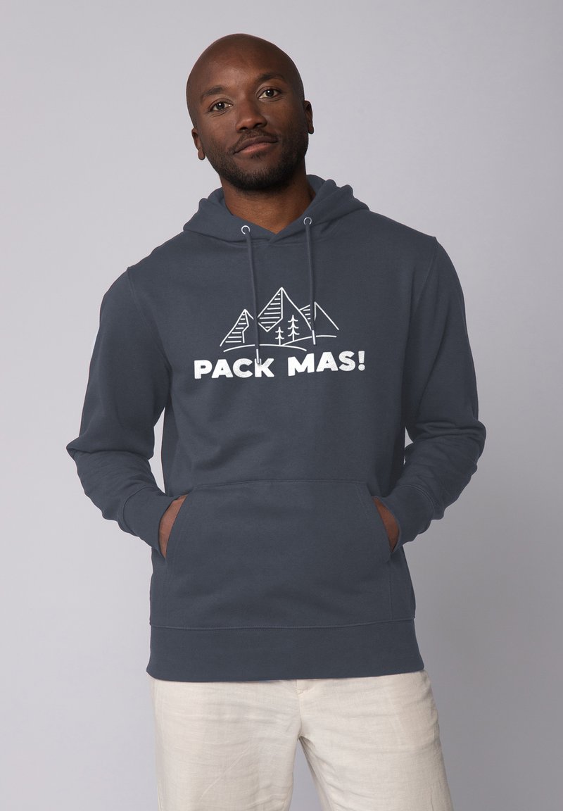 Dunkelgrauer Kapuzenpullover mit einer Fronttasche, der eine weiße Grafik von Bergen und den Text "PACK MAS!" in fetten Buchstaben zeigt. Weicher Stoff.