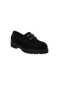 Mocassini neri in suede con punta rotonda, dotati di una suola in gomma chunky e dettagli decorativi in metallo nero. Texture liscia in tutto il resto.