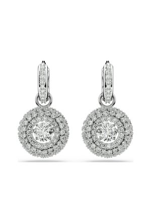 Paar silberne Creolen mit runden, hängenden Anhängern, die jeweils einen großen zentralen Diamanten besitzen, umgeben von mehreren kleineren Diamanten.