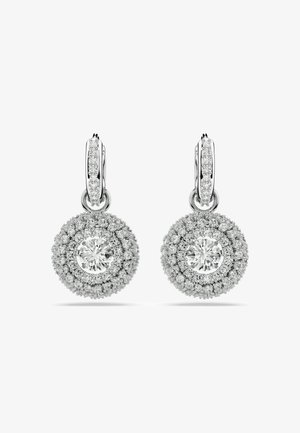 Paar silberne Creolen mit runden, hängenden Anhängern, die jeweils einen großen zentralen Diamanten besitzen, umgeben von mehreren kleineren Diamanten.