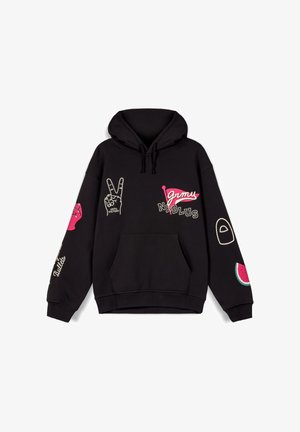 Sudadera negra con bolsillo frontal, capucha y diseños gráficos que incluyen un símbolo de paz, un puño, una sandía y texto en rosa y blanco.